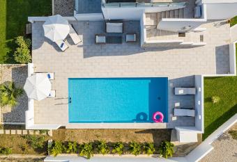 ASTERIA PEARL VILLA 2 with Rooftop Jacuzzi has rooms with a private hot tub