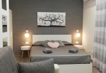 The Ladybug Holiday House - Locazione Turistica allows 18 year olds to book a room