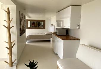 LES SUITES LOVE 3 SPA VUE MER PISCINe has rooms with a private hot tub