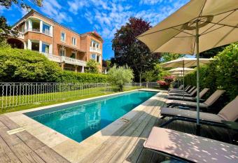 Villa Elisa M allows 18 year olds to book a room