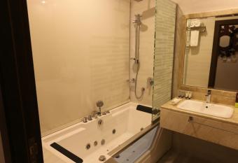                                           Crown Rose AlSahafa Hotel has rooms with a private hot tub