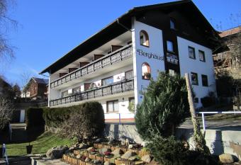 Bergh  usl allows 18 year olds to book a room