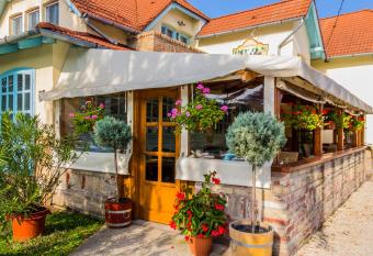   t  sfogat Panzi   allows 18 year olds to book a room