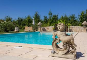 En bord de rivi  re has Balcony rooms