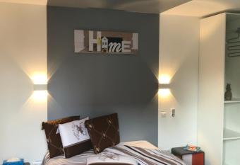 maisonnette ind  pendante allows 18 year olds to book a room