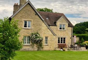 Holywell Lodge nr Stamford allows 18 year olds to book a room