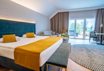 Mazurski Raj - Hotel, Marina & Spa has rooms with a private hot tub