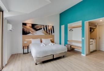 Residhotel Les Coralynes allows 18 year olds to book a room