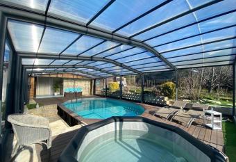 Chambre d h  tes AU C  UR DES OLIVIERS allows 18 year olds to book a room