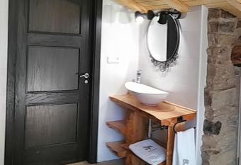 Casa rural Abatetxe has rooms with a private hot tub