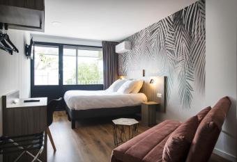 O Cub Hotel allows 18 year olds to book a room