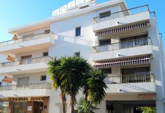 H  tel Restaurant Brasilia allows 18 year olds to book a room