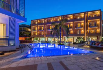 Flisvos Royal has Balcony rooms