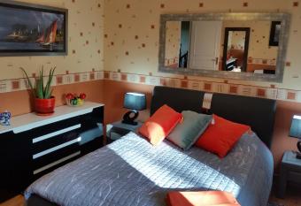 TiNat chambre allows 18 year olds to book a room