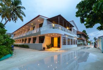 Crystal Sands Villa allows 18 year olds to book a room