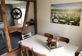 Heckenst  bchen allows 18 year olds to book a room