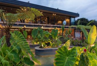 Termales El Oto  o allows 18 year olds to book a room