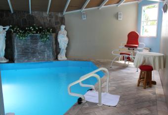 Motel Avenida (Adult Only) has rooms with a private hot tub