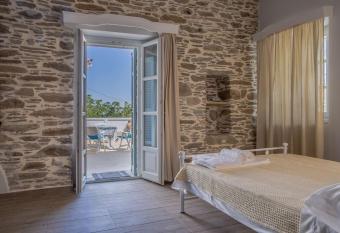 Karastamati s Tower House has Balcony rooms