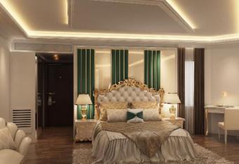 Airport Hotel Ramhan Palace Mahipalpur has rooms with a private hot tub