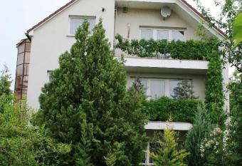 Apartman-Donau Tat allows 18 year olds to book a room