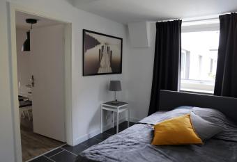 City Appartment Krefeld - 20 km DUS Airport/Messe allows 18 year olds to book a room