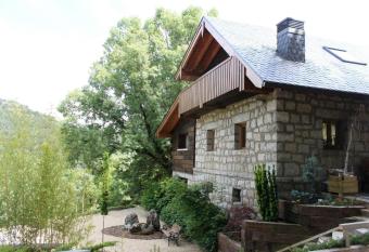 Hotel Rural Las Rozuelas allows 18 year olds to book a room