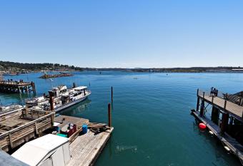Anchor Pier Lodge has Balcony rooms