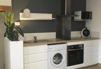 Le Goeland 1 allows 18 year olds to book a room