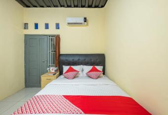 RedDoorz near UNSIKA University Karawang allows 18 year olds to book a room