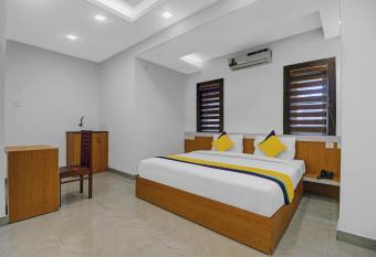 Itsy By Treebo - Fathima Palace allows 18 year olds to book a room