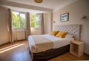 H  tel Mondial allows 18 year olds to book a room