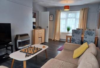 Poynters House - Huku Kwetu Luton & Dunstable - Spacious 2 Bedroom- Suitable & Affordable Group Accommodation - Business Travellers allows 18 year olds to book a room