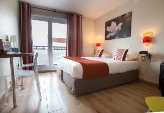 Hotel Epi d Or allows 18 year olds to book a room