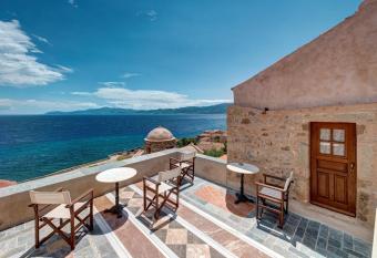 Malvasia Traditional Hotel has Balcony rooms