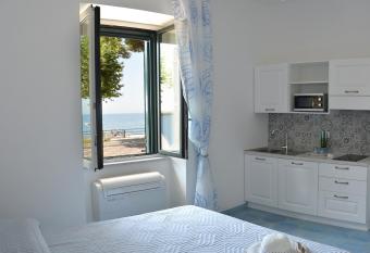 Una Finestra sul Mare allows 18 year olds to book a room