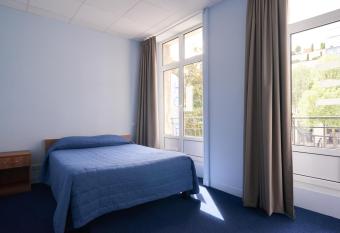 Hotel Le Petit Duquesne allows 18 year olds to book a room