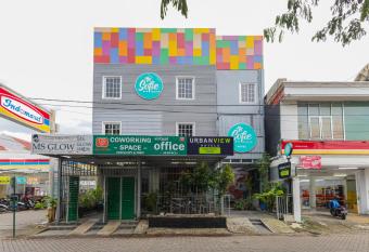 Urbanview Hotel Sofie Syariah Sidoarjo allows 18 year olds to book a room