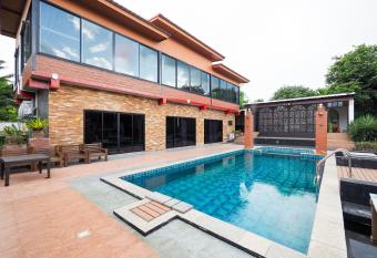 Capital O 997 Hug Lom Doi allows 18 year olds to book a room