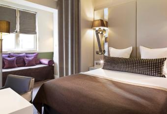 H  tel Galileo Champs Elys  es allows 18 year olds to book a room