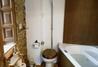 Las Casas de Isu has rooms with a private hot tub