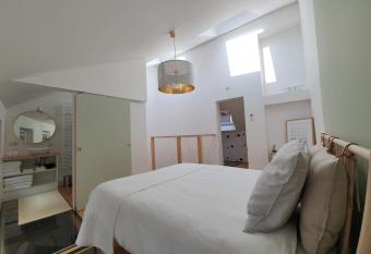Bel appartement au c  ur de Li  ge allows 18 year olds to book a room