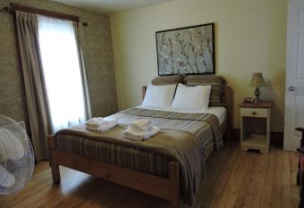 Auberge Ayer's Cliff has Balcony rooms