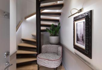 Hotel Lumen Paris Louvre has rooms with a private hot tub