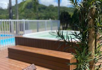 Pousada Morada da Praia - Balne  rio Cambori   has rooms with a private hot tub