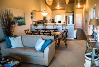 Siren`s Serenity Condo - Oyhut Bay Seaside Village has Balcony rooms