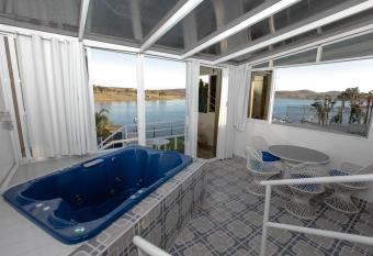 Natural Suites Hotel- cerca de Africam Safari Valsequillo Puebla has rooms with a private hot tub