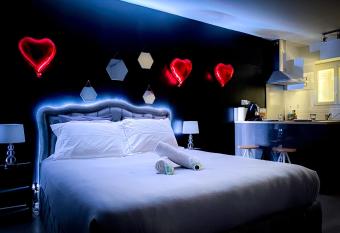 Joli studio avec jardin - Gare RER C -proche PARIS has Balcony rooms