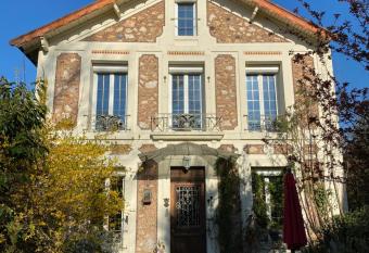 Maison du bonheur has Balcony rooms