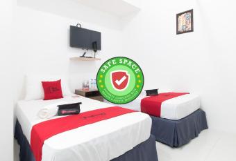 RedDoorz near Liceo De Cagayan University Highschool allows 18 year olds to book a room